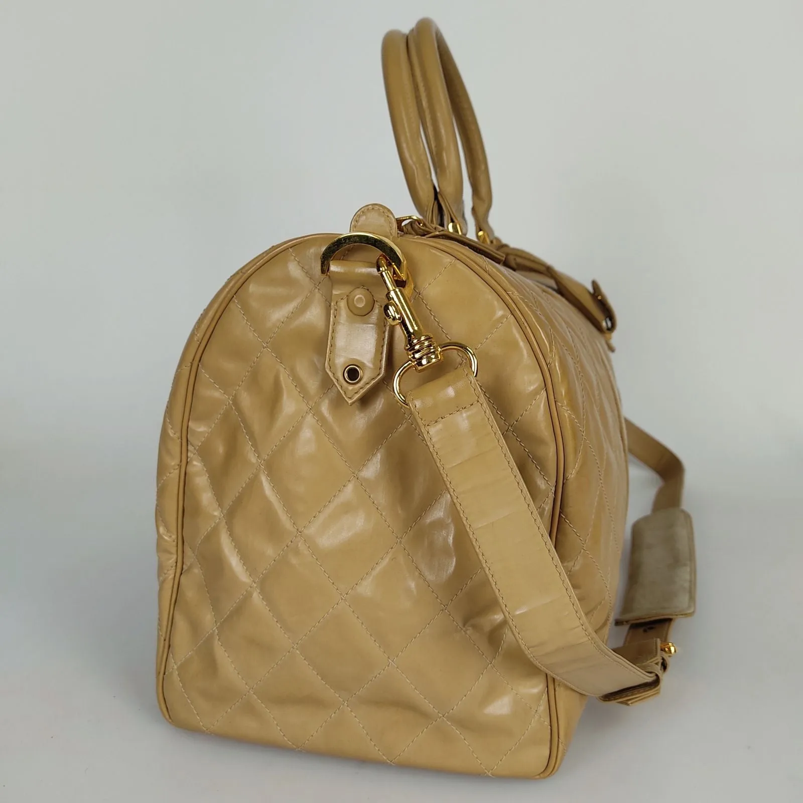 CHANEL Chanel Chanel quilted travel bag in beige patent leather