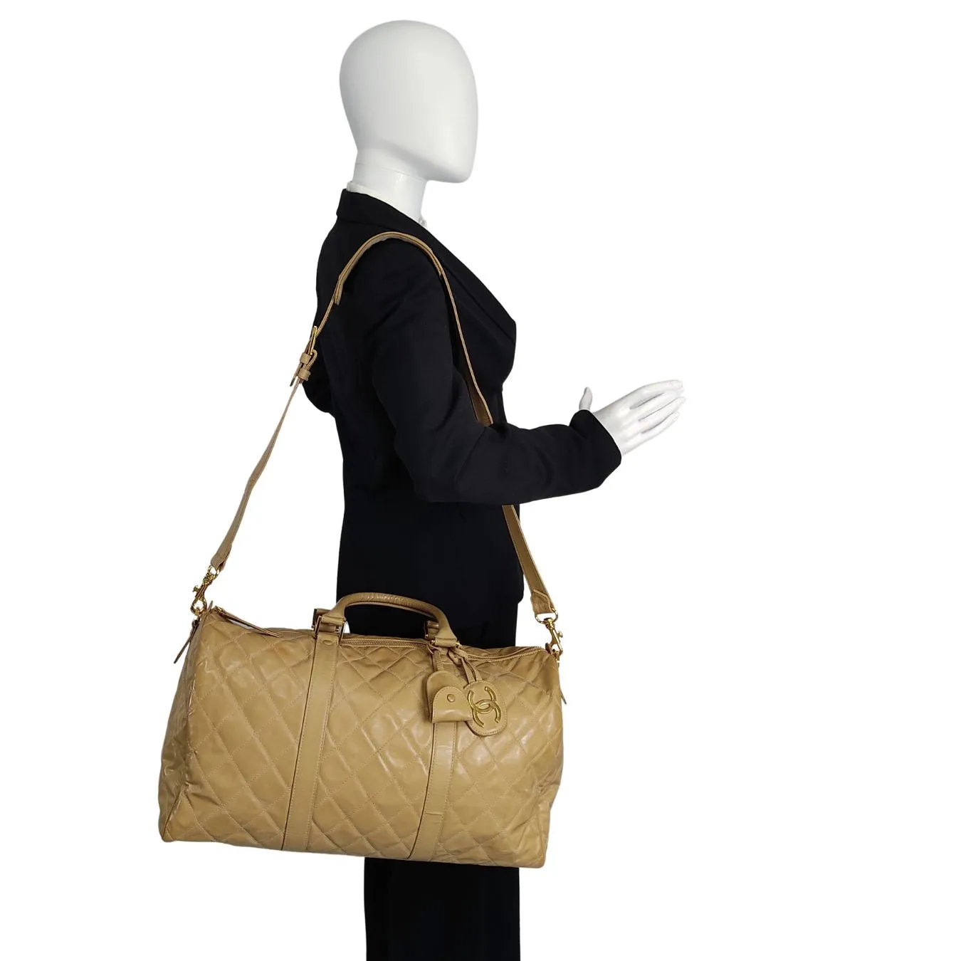 CHANEL Chanel Chanel quilted travel bag in beige patent leather